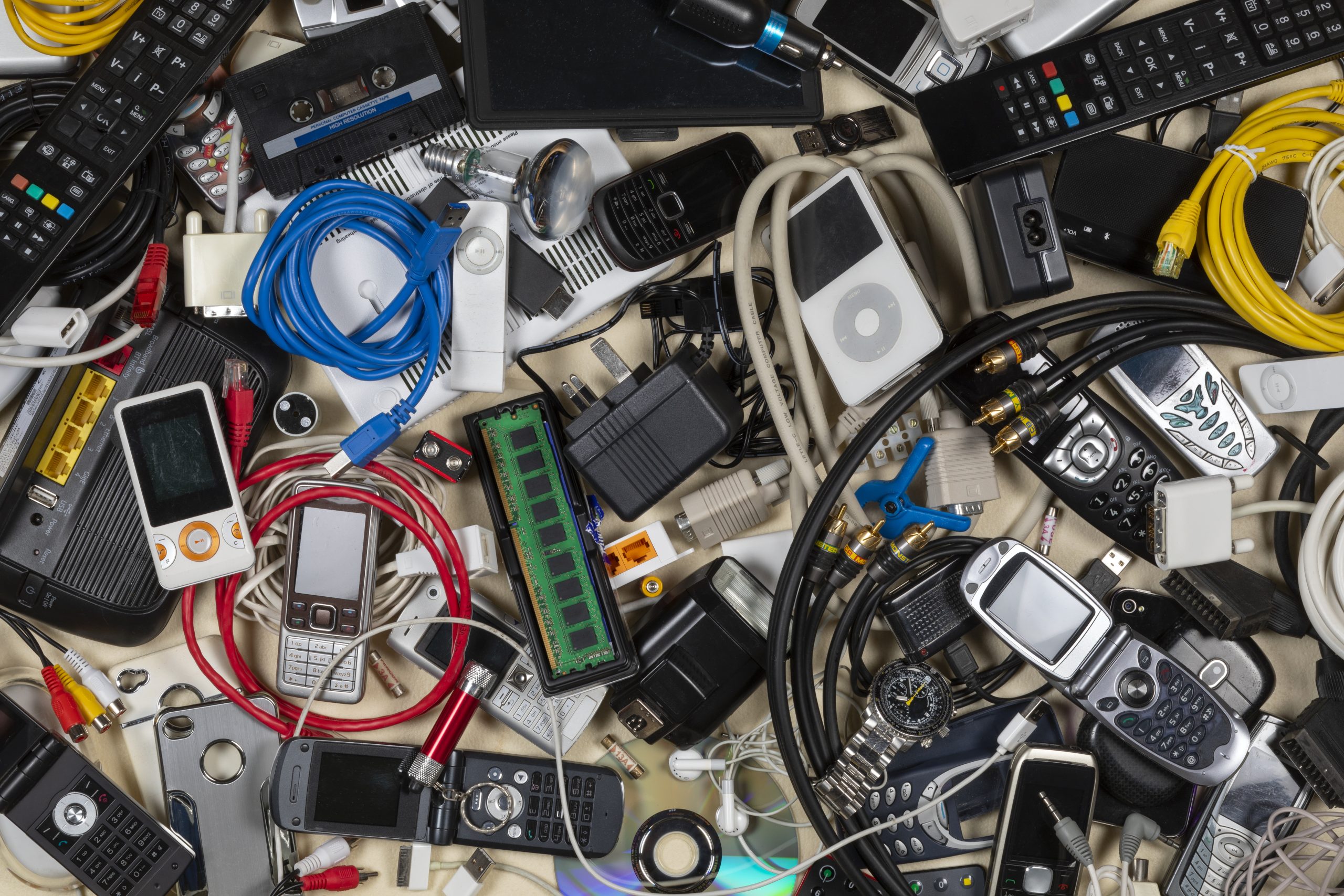 Matériel électronique en vrac (téléphones, câbles)